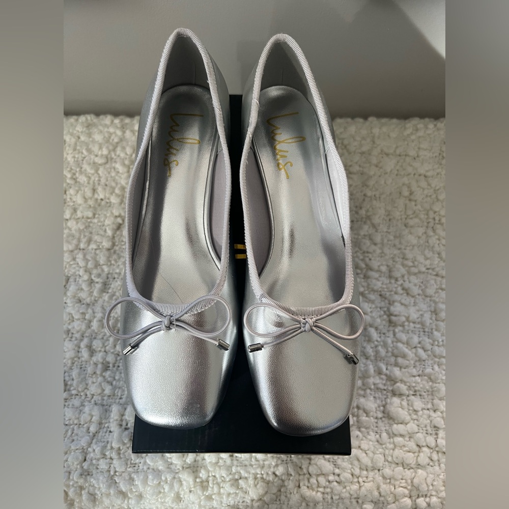 Lulu’s silver mary janes size 7
Excellent condition 
Worn once